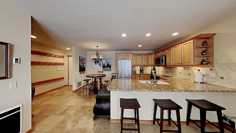 Beautiful One Bedroom Condo! Just Steps to Mammoth Mountain with Fully Equipped Kitchen! by RedAwning