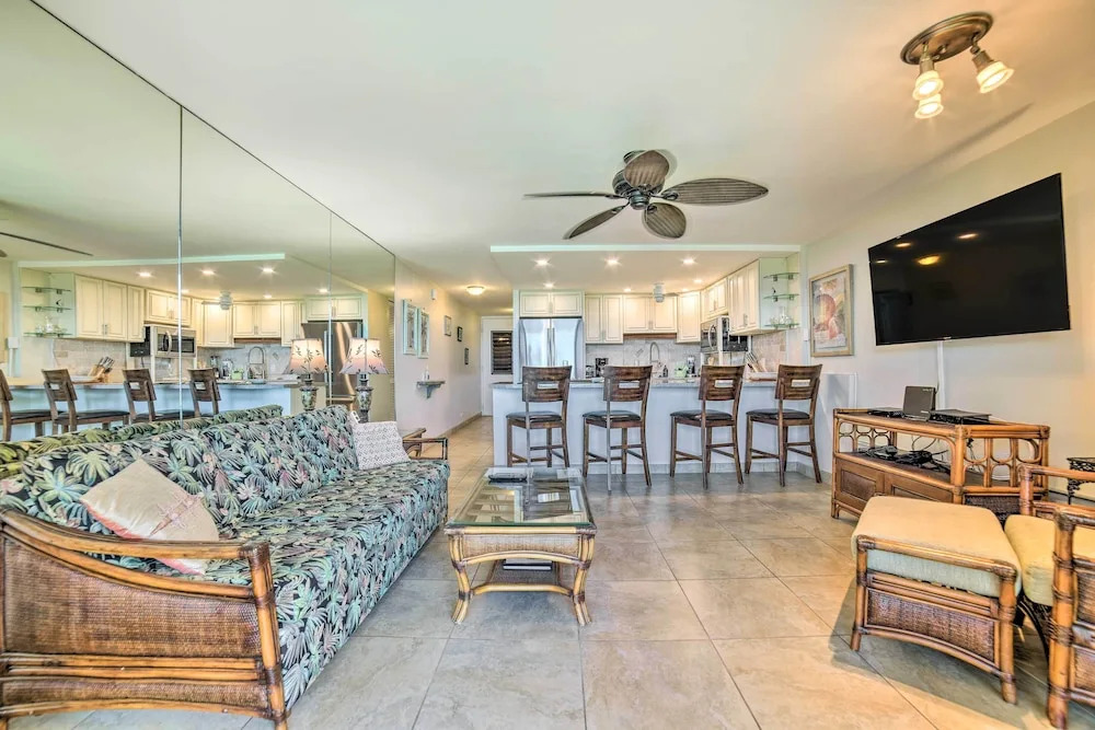 Beachfront Condo: Sunset Views & Pool Access!
