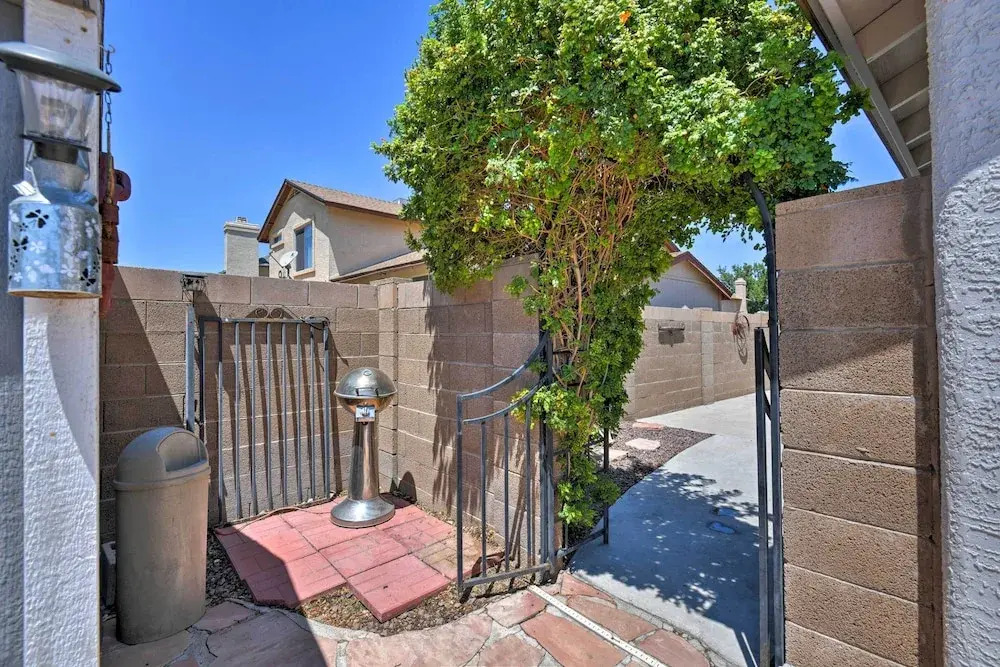 Walk to NFL Games: Glendale Home Near Golf