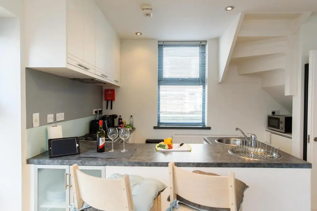 2 Bed Cardiff House with Hot Tub, BBQ, Terrace & Free Parking