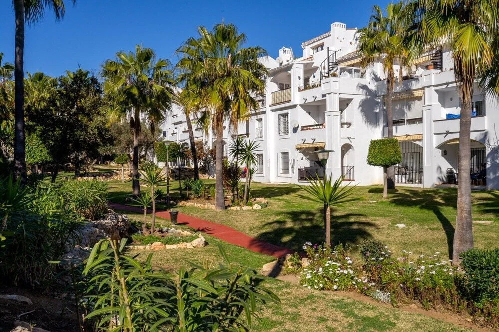 Lovely Apartment with View and Pool Ref 127
