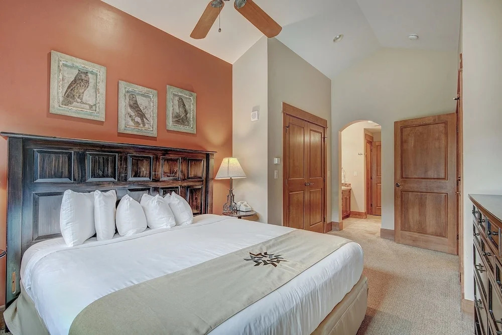 Luxurious 2 BR in River Run Village with Ski in ski out, Kids Ski Free condo