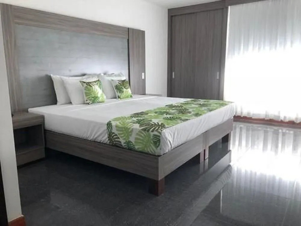 B&E Aparta-Suites Hotel