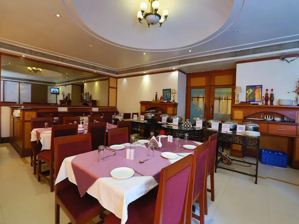 OYO 9677 Hotel Surya