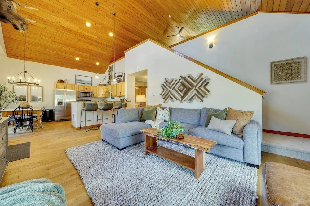 Hot Tub & Fire Pit! Pet-friendly Gem 2 Mi to Lake