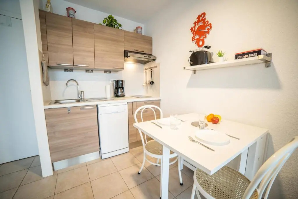 SUN7 STUDIO -FACE PLAGE- WIFI-PARKING -PISCINE - CoHôteConciergerieLaGrandeMotte