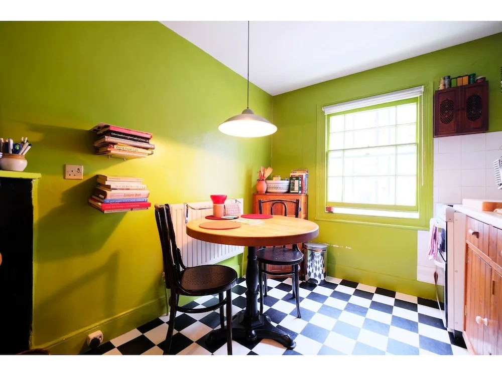 Lovely & Central Garden Flat in Victoria