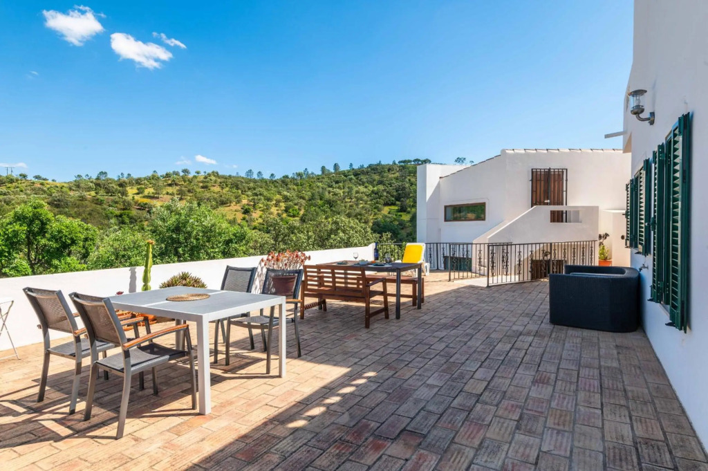 Villa Eiras Altas by Portucasa