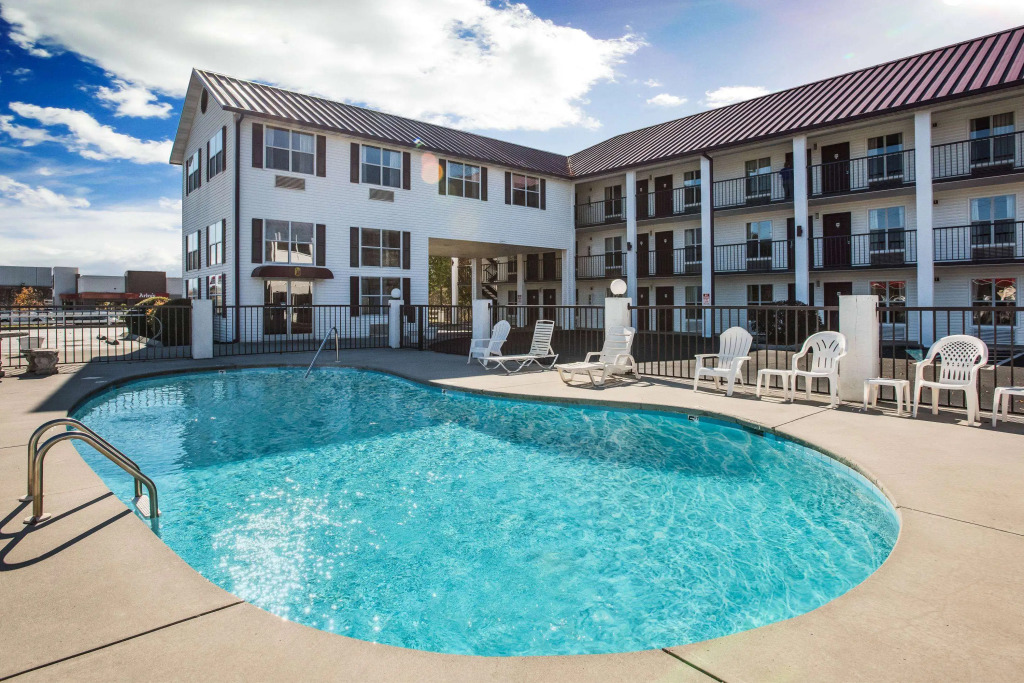 Super 8 by Wyndham Sevierville Riverside