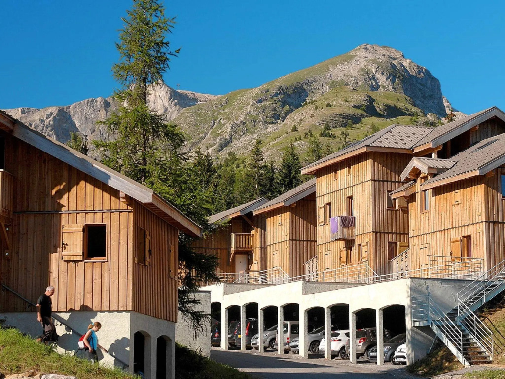 Wooden apartment in family friendly and sunny Superdevoluy