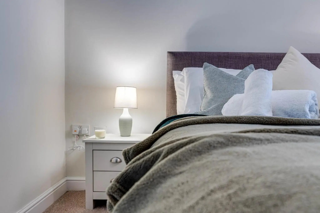 Luxury 2 Bed Garden Apartment With Parking