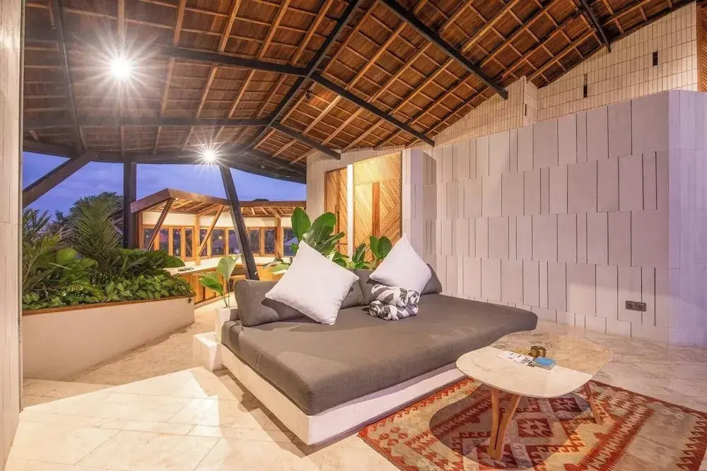 Gorgeous 2-br Penthouse, 800m to the Beach