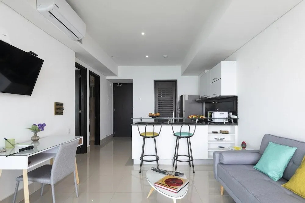 Stunning Highrise Seafront Apartment