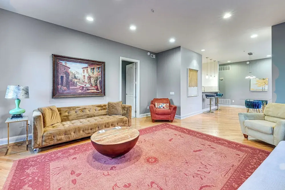 Heart of Dtwn Omaha: Historical Apt w/ Perks