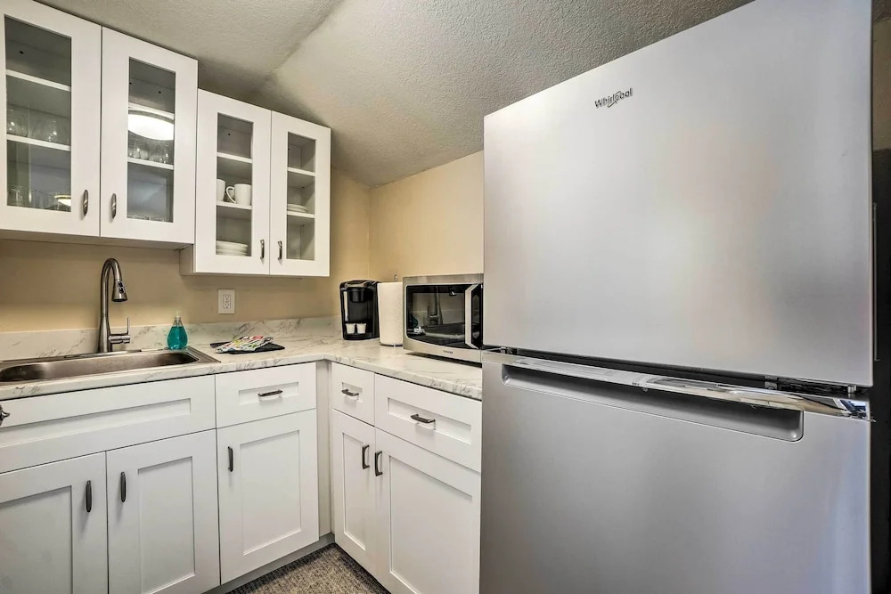 Tropical Palm Harbor Studio: Walk to Gulf!
