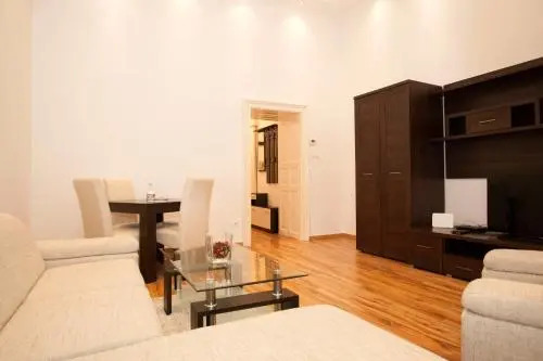 Charlotte Apartment Close to Opera