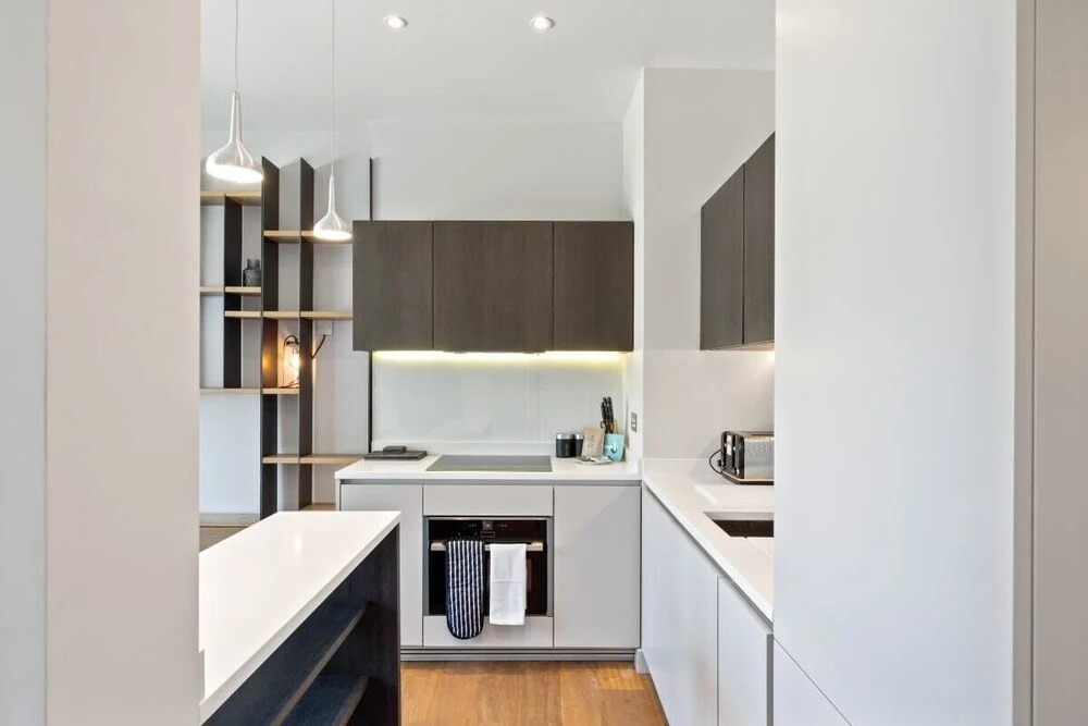 Designer 1-bed Flat W/juliet Balcony nr Wimbledon