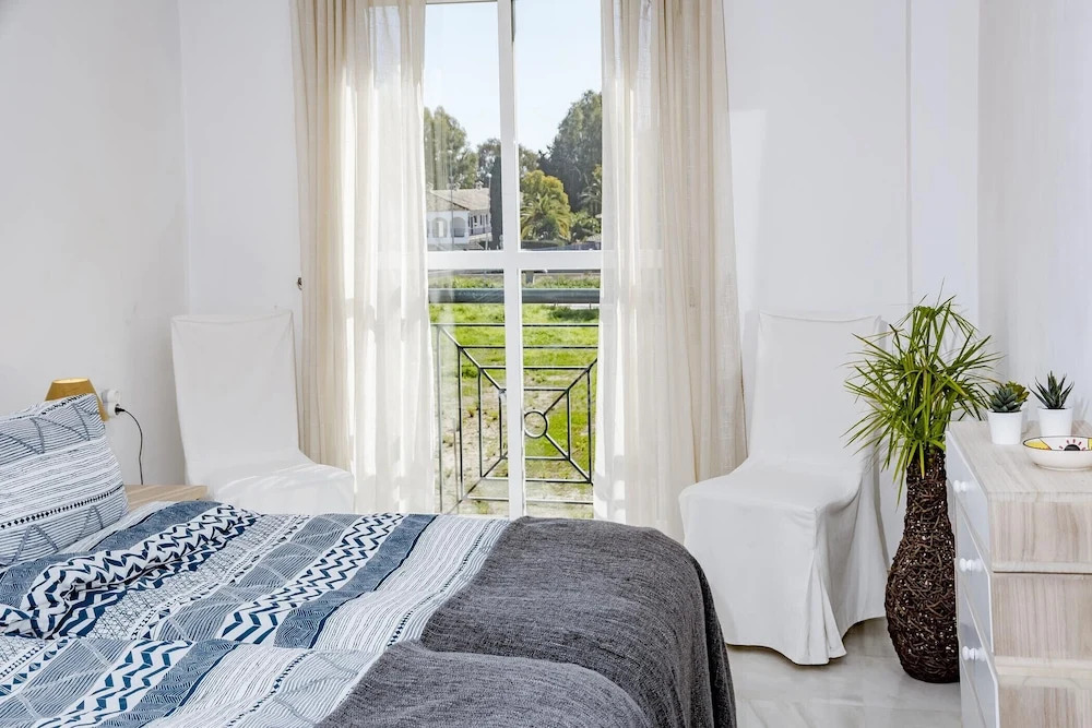 LCR4 - Large 3 bed apt close to beach, port