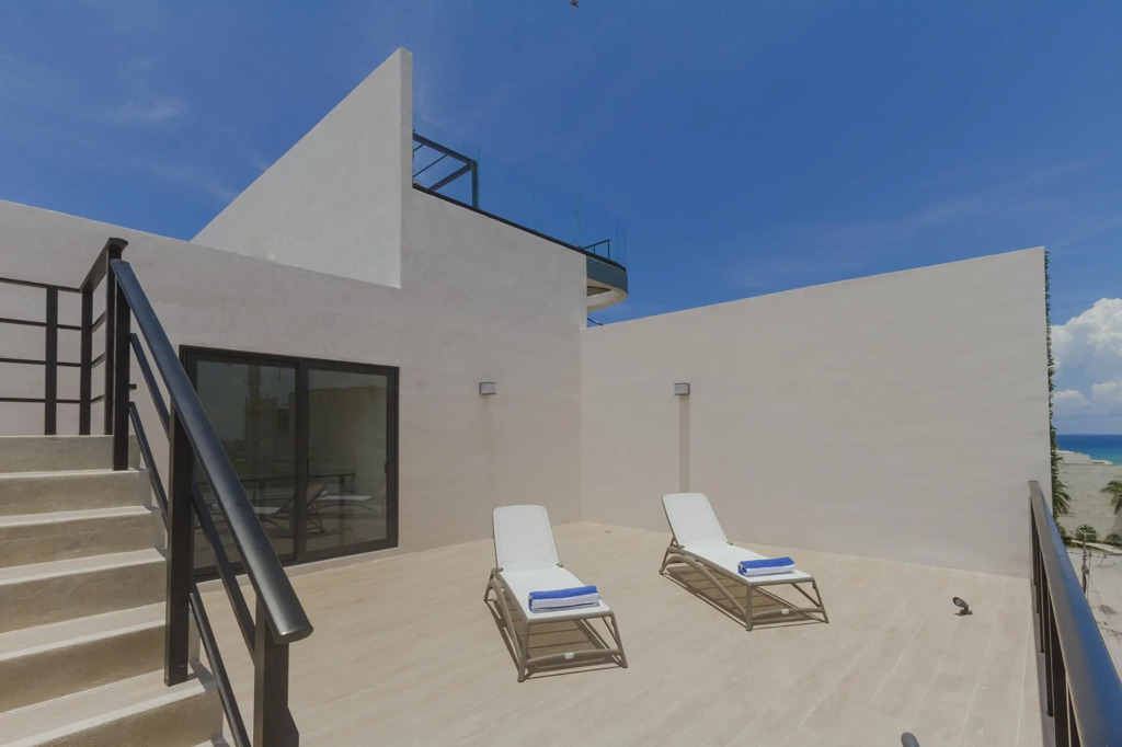 Entire modern apartment | 2 min walk to the beach | private rooftop pool