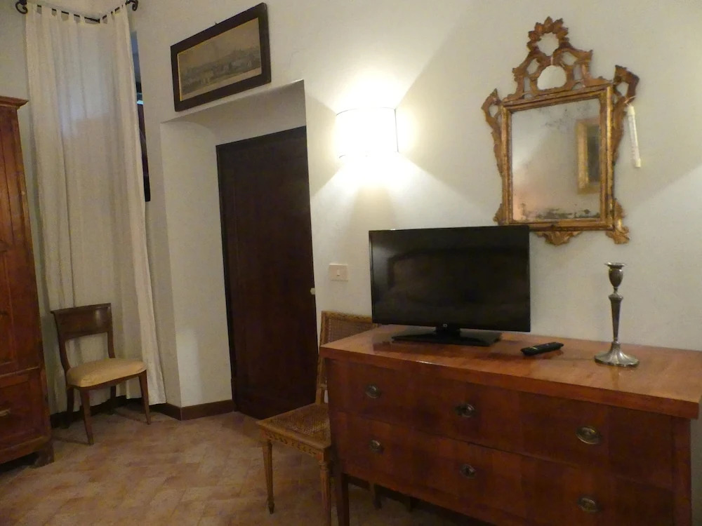 Elegante Appartamento in Villa con Piscina