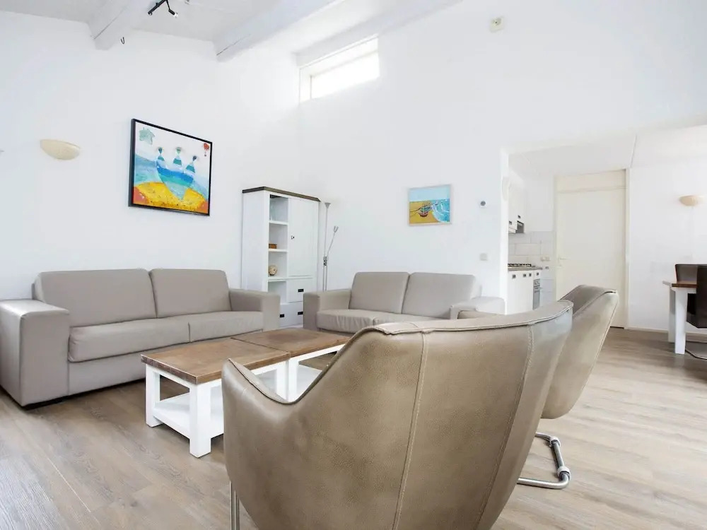 Restyled Holiday Home with 2 Bathrooms near Beach