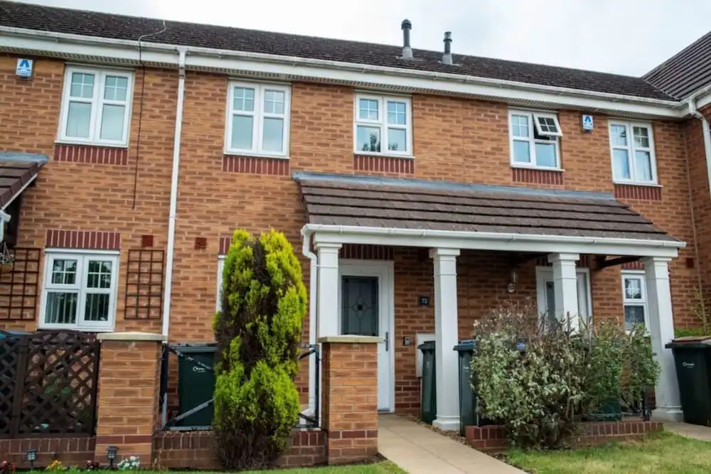 Contractorscleancharming 2-bed House in Coventry
