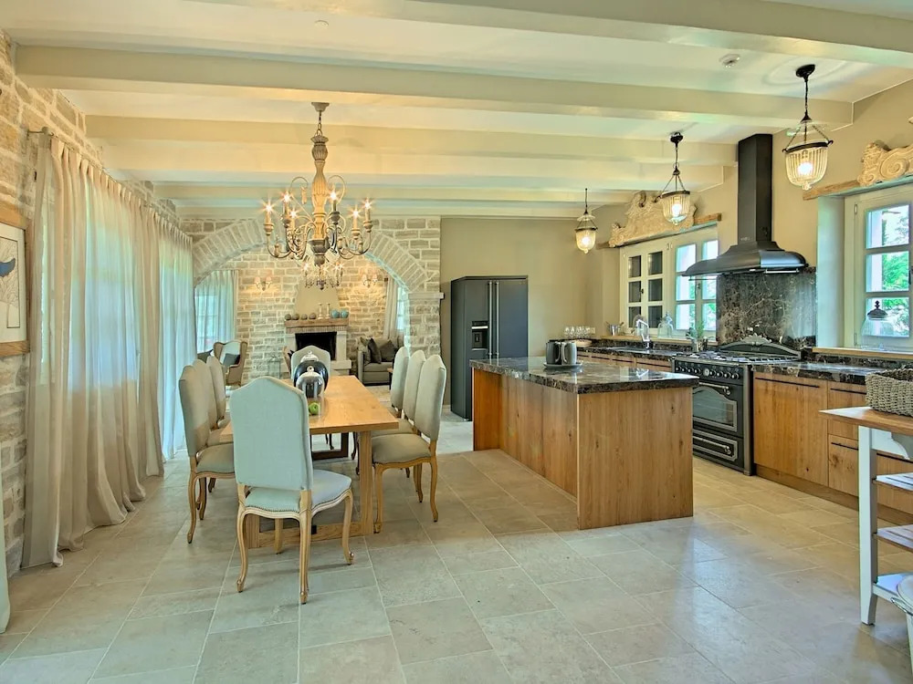 Spacious Villa in Ladici With Artistc Interiors and Pool