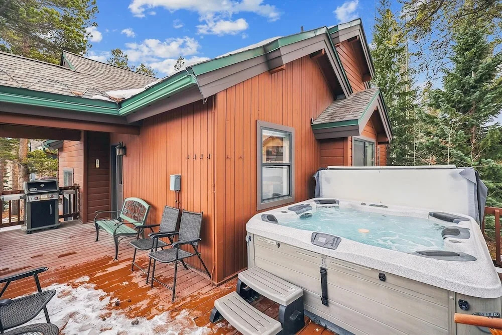Ski Hill Chalet 3 Bedroom Home by RedAwning