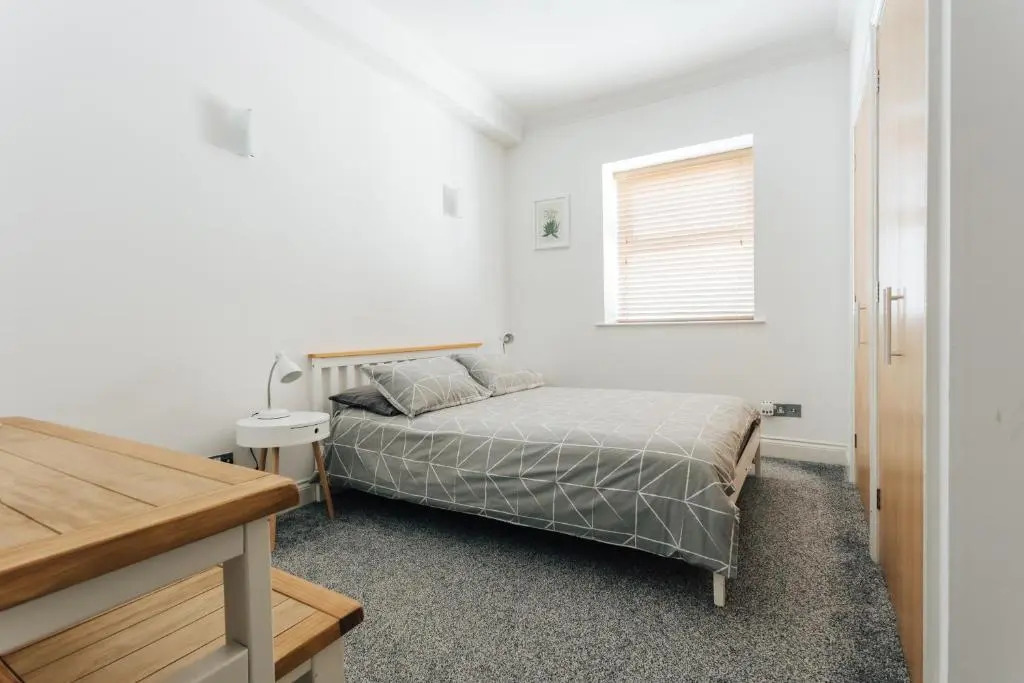 Spacious 2 bedroom flat near beach and town centre