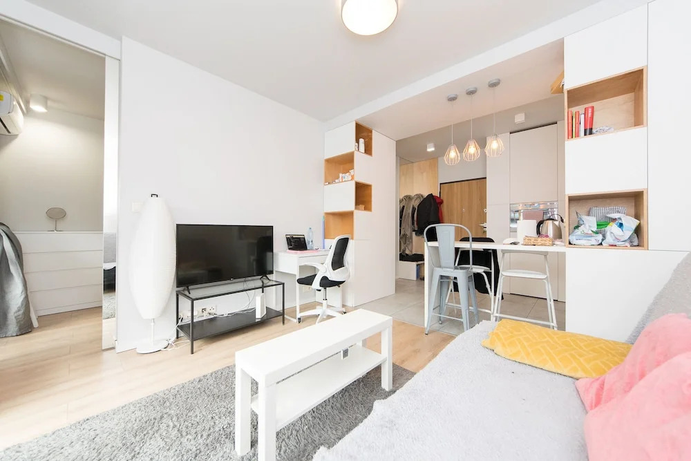 Main Trainstation one bedroom AC p4you