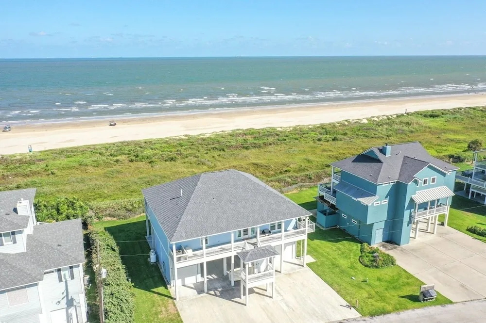 Seashells By The Seashore 3 Bedroom Home by RedAwning