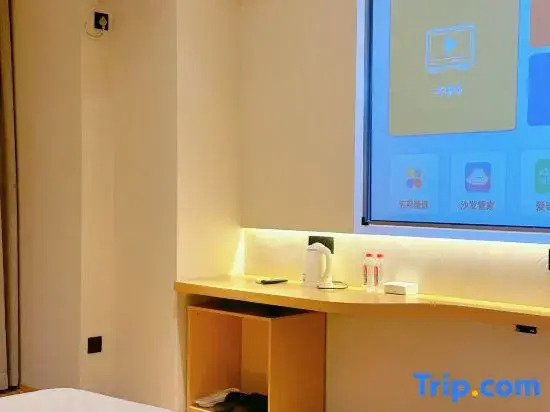 Yijia International Chain Hotel (Wuhan high-speed railway station Happy Valley)