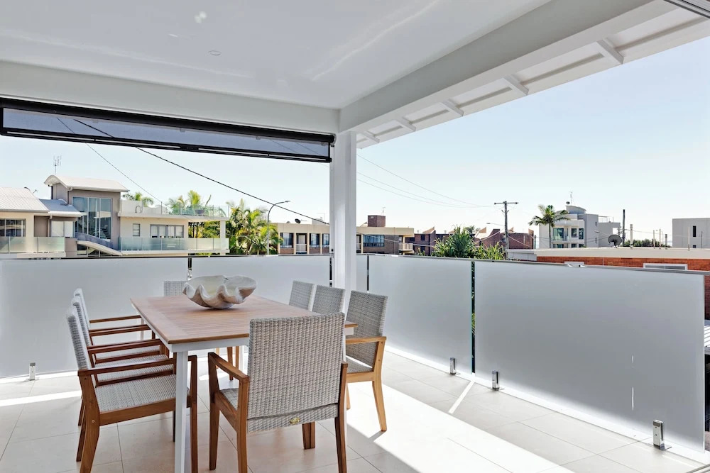 LEO2-Sophisticated Beach Holiday Home