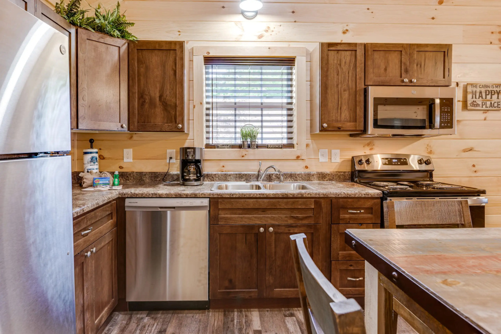 Paws in the Air: Hot Tub, Close to Area Attractions, Restaurants, & Shopping: 5 minutes from the Parkway