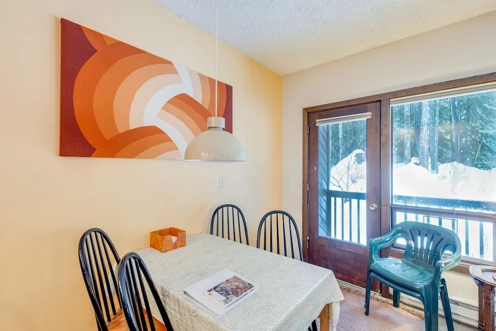 33sw - Wifi - Fireplace - Amenities - Sleeps 4 1 Bedroom Home by RedAwning