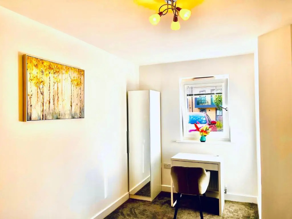 Modern townhouse, Sleeps 4 with parking