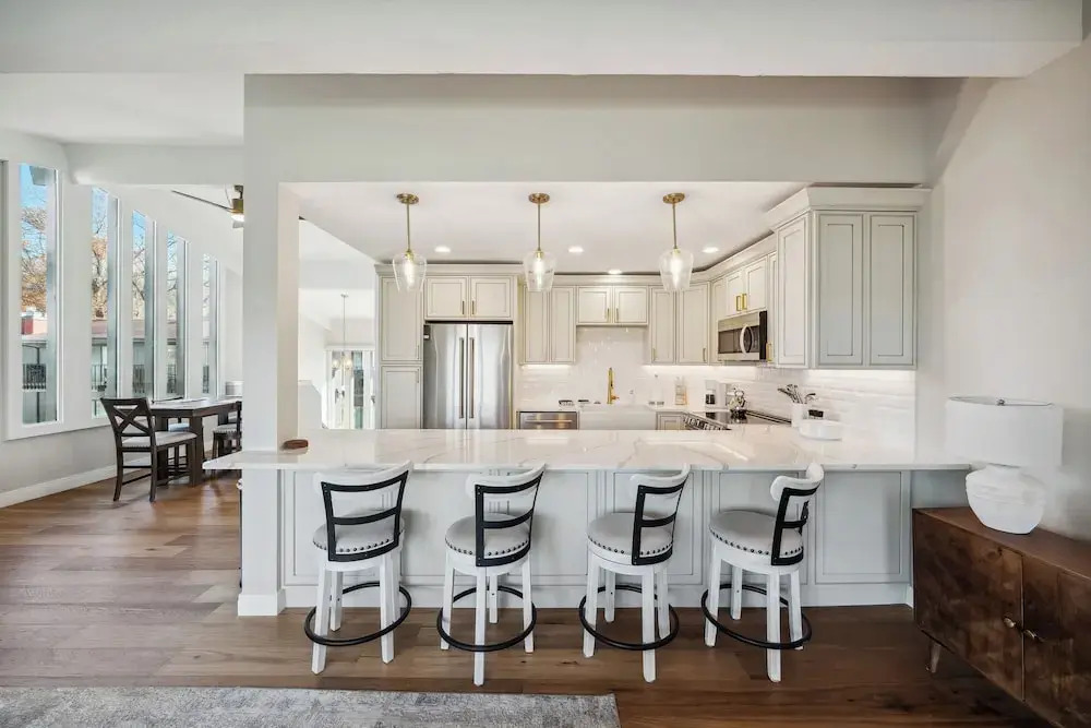 Elegant 4-season Lake Geneva Condo w/ Fireplace!