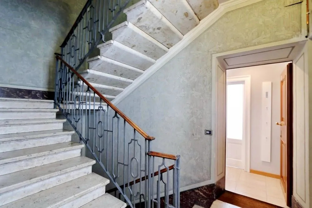Hintown Austere Elegance