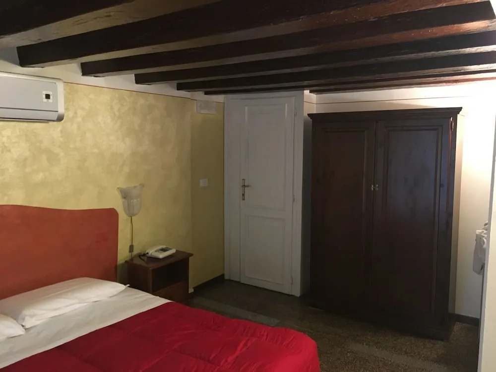 Palazzo Lion Morosini - Check in presso Locanda Ai Santi Apostoli