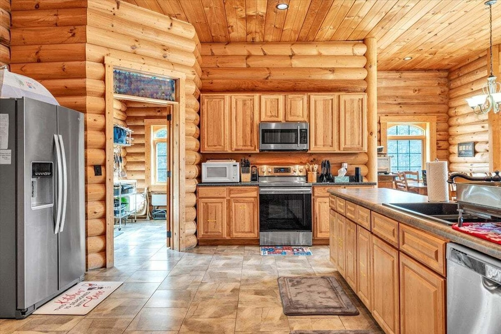 Liberty Pines - Lakefront Log Home, Swim Spa & Game Room