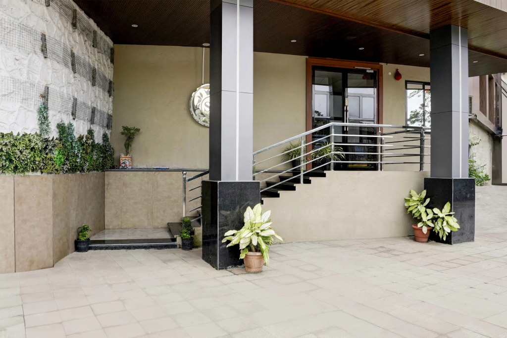 Collection O Ghodbunder Road Formerly Sanwith Residency