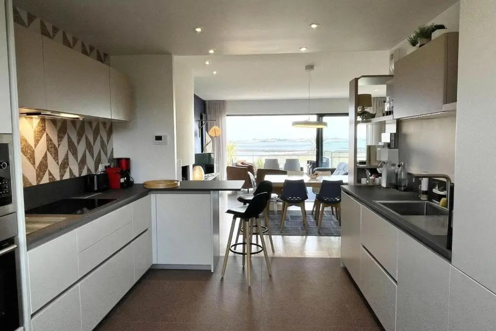 LUXURY T3 neuf de standing Front de mer vue 180