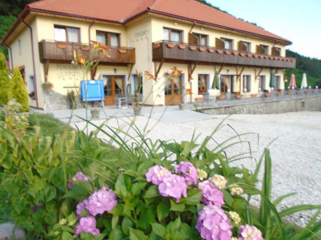 Pensiunea Castania - Pensiune cu piscina la munte