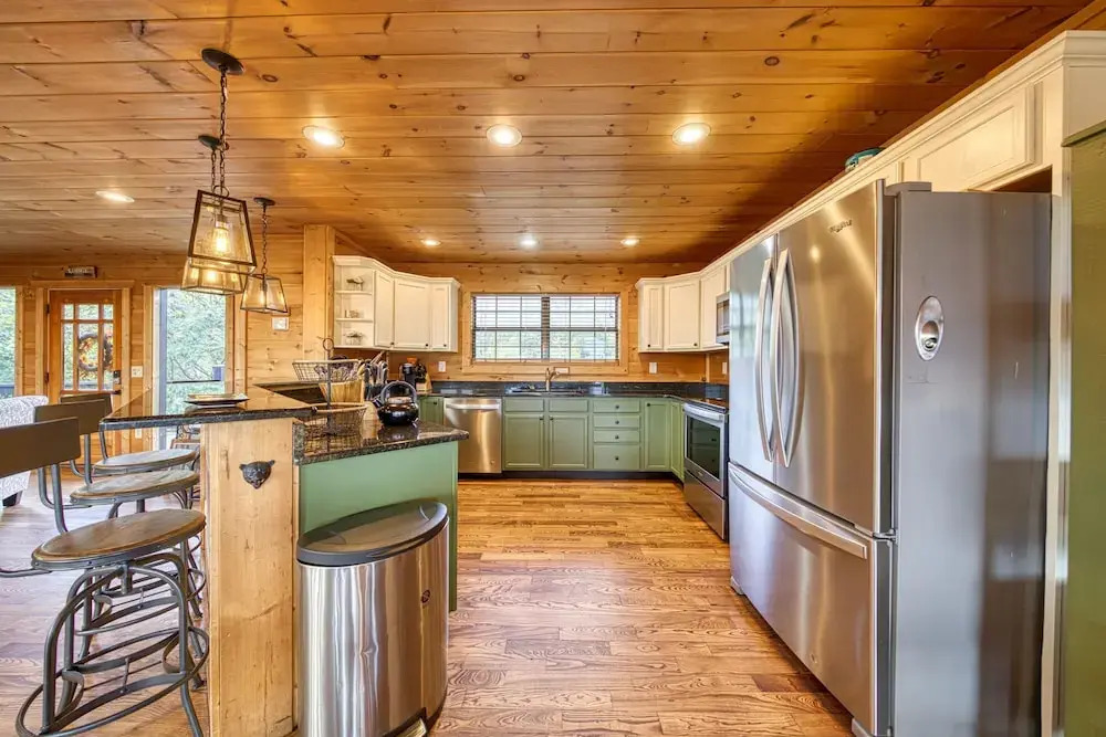 Cabin w Amazing Views Theater Firepit Hot Tub