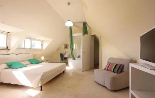 Four Bedroom Holiday Home in Vittoria