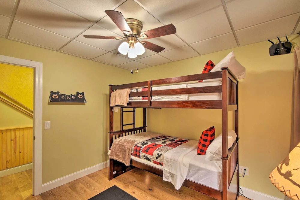 Summer in the Smokies! Hayesville Bungalow w/ Deck