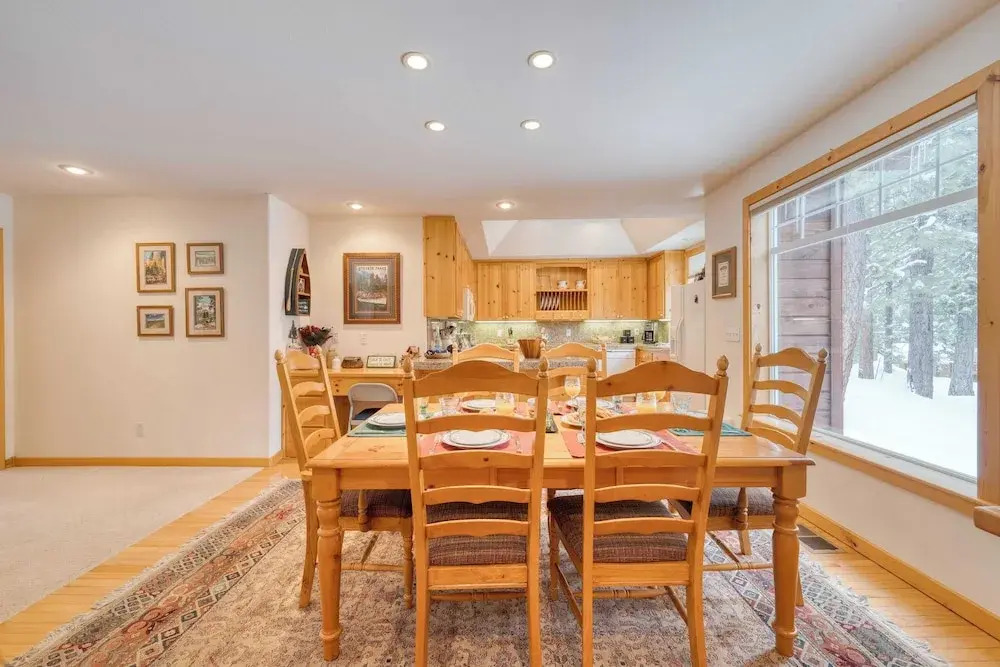 Pinewood Lodge by Avantstay Cozy Cabin Near Ski Resorts & Hiking