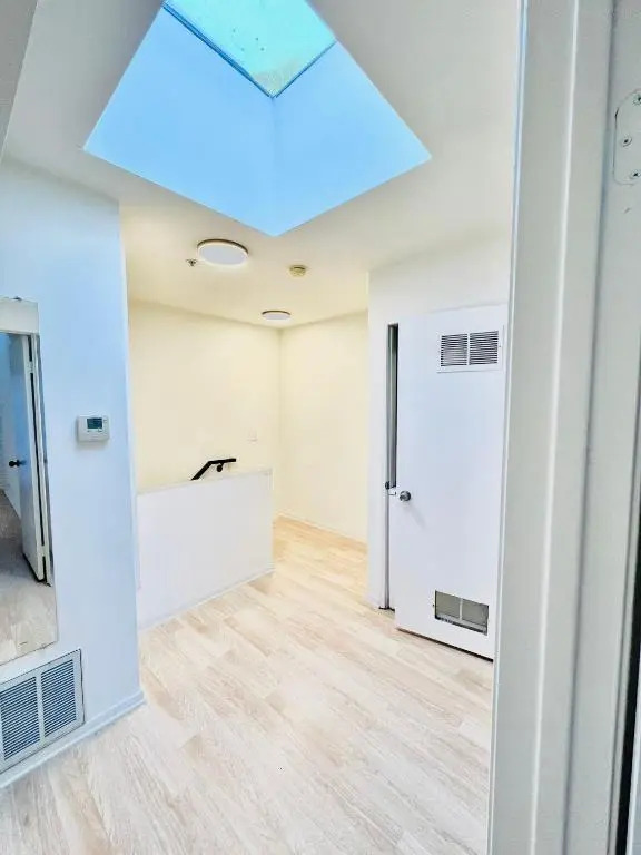 Lovely 2-story 2-bedroom unit with free secure parking