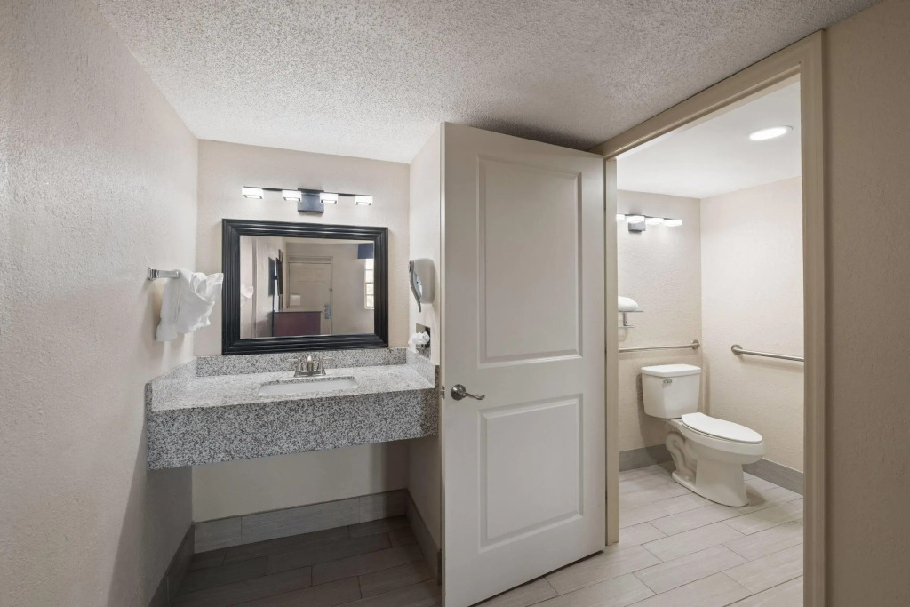 Super 8 by Wyndham Lake City
