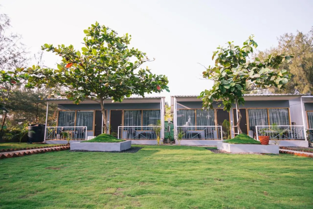 Treebo Lands End Beach Resort - 100m From Morjim Beach